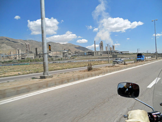 Industrieanlagen blasen alles ungefiltert in die Luft ... außerdem findet sich dort oft Militär oder Polizei - Fotografieren eigentlich verboten