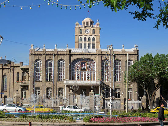 Täbris - Rathaus - Emarate-e Tarihi Shardari - mit Uhrturm - Borj-e Saat 
Das Gebäude wurde in den 1930er Jahren im europäischen Stil errichtet.