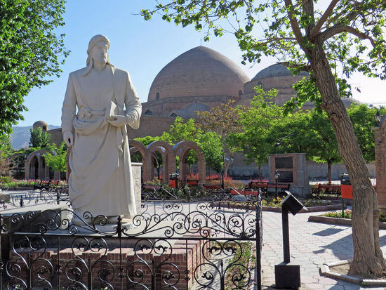Täbris - Die Blaue Moschee ist von einem schönen Garten mit blühenden Blumen umgeben, Bagh-e Khaqani. Hier ist eine Statue des um die Wende zum 13. Jh. verstorbenen Dichters Afzaladdin Khaqani zu sehen