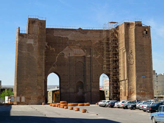 Täbris - Hinter der Mosalla können wir die Mauern der Ali-Shah Festung - Arg-e Ali Shah - besichtigen, die Überreste einer gigantischen Moschee.