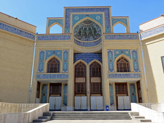 Täbris - Ganz besonders interessant ist die neue Imam Khomeini Mosalla-Anlage, die für große religiöse Ver-sammlungen und Freitagspredikten benützt wird. Leider ist sie auch geschlossen, so dass wir nicht ins Innere sehen können.