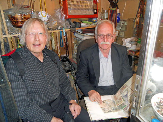 Ein älterer Herr im Basar zeigt Rolf seine Schätze ... in Täbris