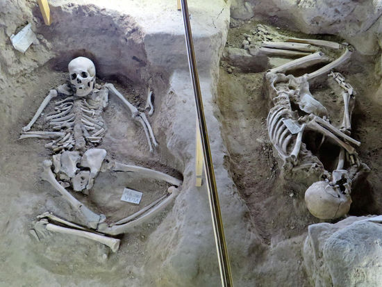 Täbris - Friedhofsgelände aus der Eisenzeit II. (1000 bis 600 v. Chr.) 
Friedhofes - Muze-ye Gurestan-e Omr-e Ahan