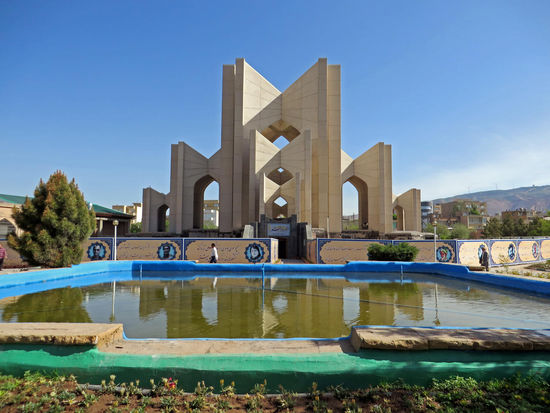 Täbris - Dichterfriedhof - Maqbare-ye al-Shoara
Hier finden sich mehr als 400 Gräber von Dichtern, Mystikern, Theologen und Wissenschaftlern. In dem hellen modernen Denkmal aus Toren und Pfeilern ist auch das Grab des beliebten Dichters Ostad Shariyar untergebracht, der 1988 in Täbriz starb.