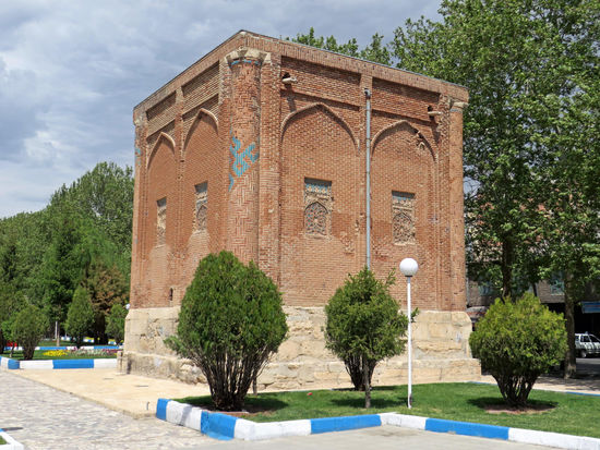 Maragheh - Gonbad Qafariyeh (1328) - Evtl. das Grab des Mamelucken-Emirs Shags al-Din Quarasunqur al-Mansuri.
Dieser Turm liegt in einem schönen Park, an den Ufern des Flusses Safi Chai.