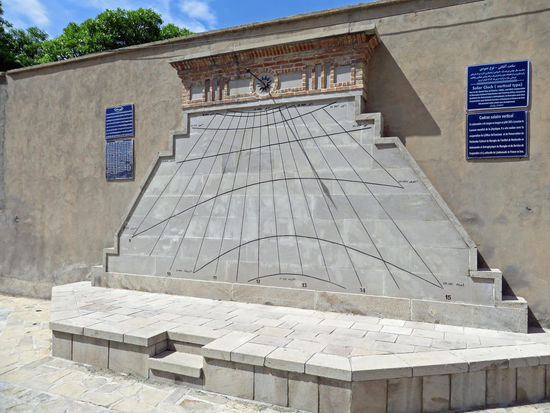 Maragheh - In der Parkanlage findet sich eine große Sonnenuhr, installiert 2005.