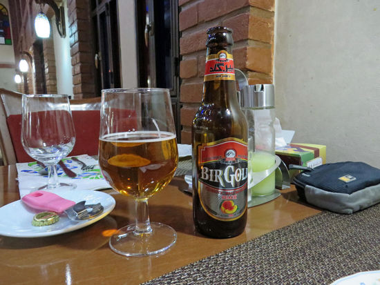 Das suße Peach-Bier - kein Bier - ist mehr als gewöhnungsbedürftig und nur verdünnt mit Wasser geniessbar.