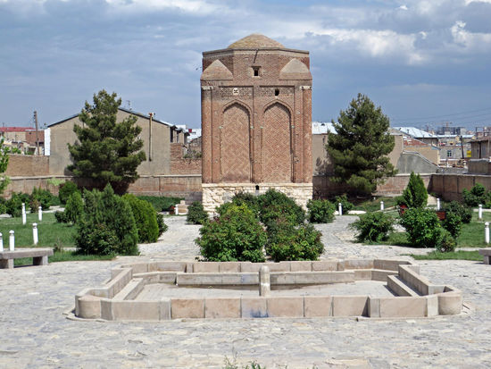 Gonbad-e Sorkh (Roter Turm, 1147) -  Erbauer Regent Abd al Aziz ibn Mahmud ibn SaidIn 
In der dazugehörigen Parkanlage findet sich eine große Sonnenuhr, installiert 2005.