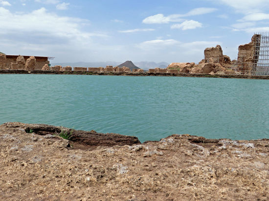 Takht-e Soleiman (Thron des Salomon), seit 2003 UNESCO-Weltkulturerbe.
Diese Feuertempelanlage, liegt auf einem Plateau auf ca. 2.200 m Höhe und ist von bis zu 3.300 m hohen Bergzügen umgeben. Im Zentrum der ca. 300 x 380 Meter großen Anlage liegt ein 21 Grad warmer artesischer Quellsee, 80 m im Durchmesser und über 60 m tief.