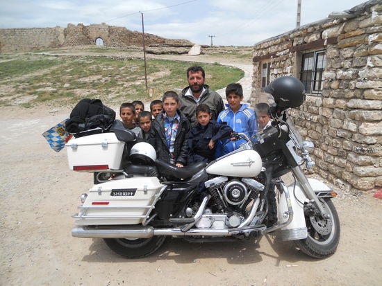 Dieser kurdische Vater wollte unbedingt ein Foto mit einigen seiner vielen Kinder ...