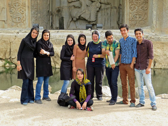 Taq-e Bostan. Wir treffen dort eine Gruppe junger iranischer Studenten, die sehr gut Englisch sprechen und uns ein Loch in den Bauch fragen, uns aber auch viel über ihr nicht einfaches Leben im Iran berichten. Auch ein älteres iranisches Ehepaar, gut Deutsch sprechend, begrüßt uns. Man merkt den Menschen an, wie sie es genießen, mit Fremden zu reden.