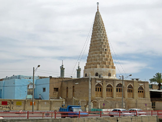 Susa - Danielsgrab - Maqbar-e Danial Nabi. Das Mausoleum hat die Form eines asymmetrischen weißen Turmes und ist heute eine muslimische Pilgerstätte. Hier soll der Überlieferung nach der Prophet Daniel begraben worden sein. Er wird von Moslems und Juden verehrt. Die Anlage entstand im 12. Jh. und wurde mehrfach renoviert und erweitert. Leider darf man im Innern nicht fotografieren, daher gibt es von der Pracht im Innern keine Fotos.