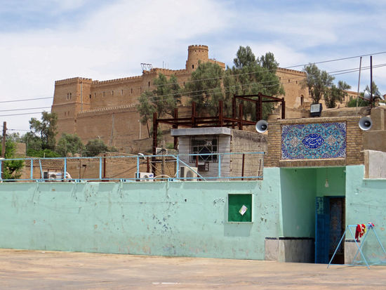 Susa war eine antike Stadt. Ihre Reste liegen im Südwesten des heutigen Iran nahe der irakischen Grenze. Der Ort ist einer der ältesten durchgehend besiedelten Städte der Welt. Nach biblischer Überlieferung soll sich Daniel während des babylonischen Exils in Susa aufgehal-ten haben. In den Erzählungen im Buch Ester spielt der Ort auch eine wichtige Rolle.