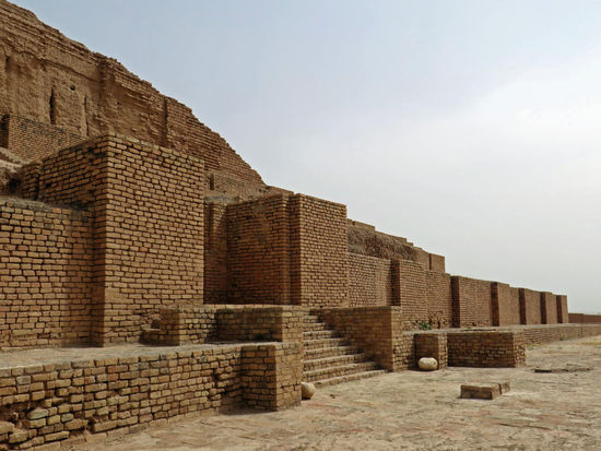 Choga Zanbil - UNESCO Weltkulturerbe
ist eine mittel-elaitische Residenzstadt, die von König Untasch-Napirisha (1275 - 1240 v. Chr.), dem Sohn von Humban-Numena, gegründet wurde. Die Stadt war bis Ende der elamischen Epoche im 6. Jh. v. Chr. besiedelt. Der Name besagt "Korbhügel". Die Stadt ist ca. 100 ha groß und von einer 4 km langen Mauer umgeben. In der Mitte befindet sich ein ummauerter Tempelbezirk, dessen Kernstück eine heute noch 25 m hohe (ursprünglich wohl 50 m) Zikkurat ist, die eine der am besten erhaltenen Tempeltürme Mesopotamiens darstellt. Seitenlänge 105 m. Sie bestand aus einem Hochtempel auf 5 Terrassen und den Göttern Napirisha und Inshushinak geweiht. Dieser bestand aus Millionen von luftgetrockneten Lehmziegeln