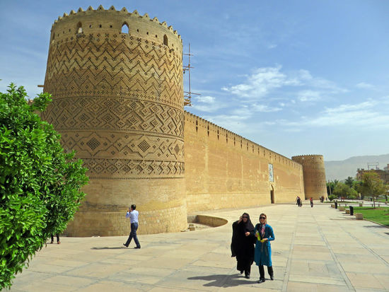 Shiraz -Zitadelle des Karim Khan, 1770 fertig gestellt, im Zentrum der Stadt, 125 x 94 m große Festung mit 15 m hohen Rundtürmen an den Mauer-ecken, verziert mit Ziegeldekor. Sie diente als Regierungspalast, Wohnpalast und später als Mausoleum.