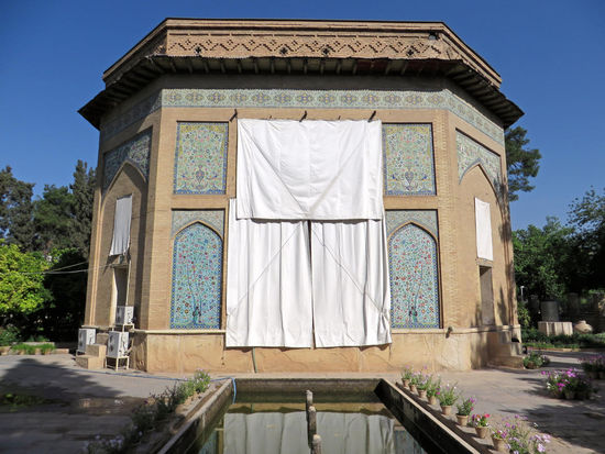 Shiraz - Nazar Garten - Wir besichtigen dort das Pars Museum. Leider sind keine Fotos von den prächtigen Ausstellungsstücken erlaubt