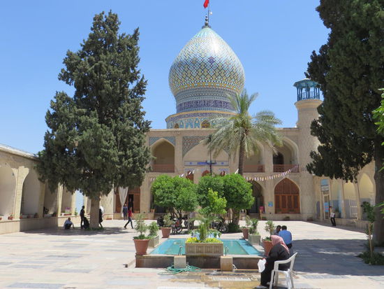Imamzadeh Ali ebne Hamze - Ali ebne Hamze war der Neffe Shah Cheraghs und wurde in Shiraz bei der missglückten Rettungsaktion für Imam Reza Anfang des 9. Jh. getötet. Bei dem Erdbeben 1824 wurden alle Gebäude auf dem Gelände zerstört. Gouverneur Hoseyn Ali Mirza ließ die Anlage 1845 neue errichten. Zugang besteht durch ein kleines Portal und einen Vorraum, der zu dem mit Grabplatten auslegten Innenhof führt. Hier befinden sich zwei hohe Zypressen als Lebensbäume und ein Wasserbecken. Die Fassade des Hauptgebäudes ist von zwei Minaretten flankiert. In ihm befindet sich die Kuppelhalle mit dem durch eine Zarih-Gitterverkleidung geschützten Kenotaph im Mittel-punkt. Sie wird durch Spiegelmosaiken und eine schöne weiße Thult-Inschrift auf blauem Grund geschmückt. Hier haben auch Nicht-Muslime Zutritt - ein Chador wird gegen Entgelt für Frauen zur Verfügung gestellt.