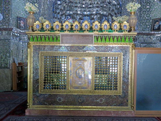 Imamzadeh Ali ebne Hamze -  In ihm befindet sich die Kuppelhalle mit dem durch eine Zarih-Gitterverkleidung geschützten Kenotaph im Mittelpunkt. Sie wird durch Spiegelmosaiken und eine schöne weiße Thult-Inschrift auf blauem Grund geschmückt. 
Kenotaph, auch Scheingrab genannt, ist ein Ehrenzeichen für einen oder mehrere Tote. Im Gegensatz zum Grab dient es ausschließlich der Erinnerung und enthält keine sterblichen Überreste.