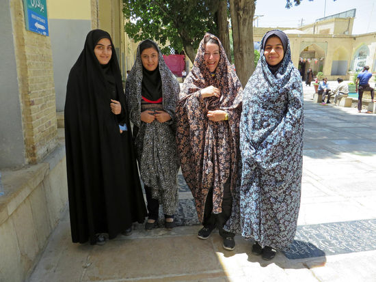 Im Innenhof Imamzadeh Ali ebne Hamze - Junge Studentinnen und Uschi mit Chador