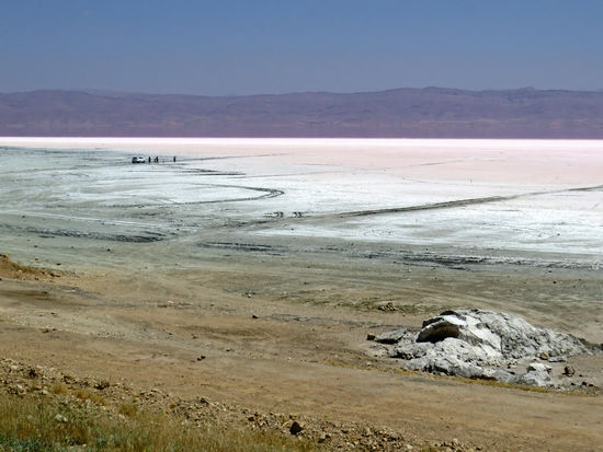 Die Strecke nach Sarvestanführt durch eine herrliche Berglandschaft, vorbei an einem riesigen Salzsee.
