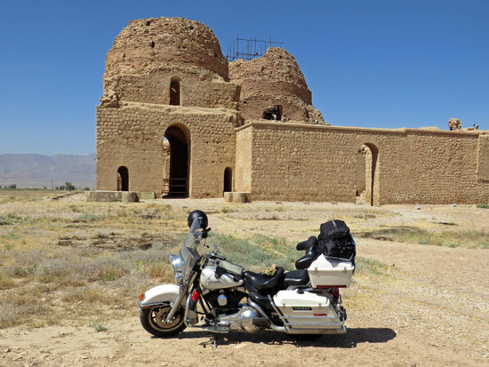 Außerhalb von Sarvestan schauen wir uns die Ruinen eines überkuppelten sassanidischen Palastes an, der auf König Bahram V. Gur um 430 n. Chr. zurückgehen könnte. Der Palast war entweder eine Gouverneurs-Residenz oder ein zoroastrischer Feuertempel, auf einer riesigen, ansonsten leeren Ebene gelegen.