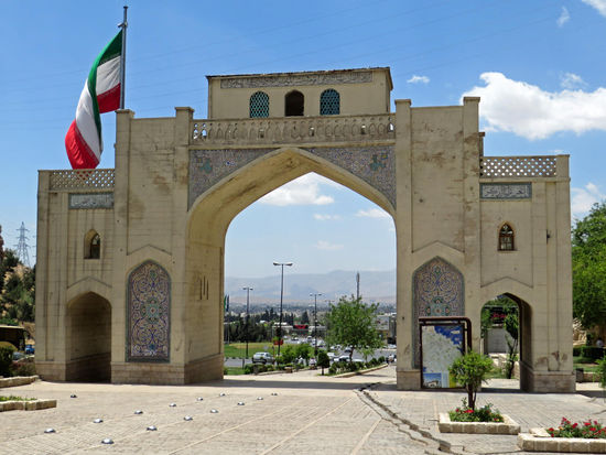 Koran Tor (Darvazeh-ye Qoran) erhebt sich am Ortsausgang Richtung Persepolis an den Ausläufern des Berges Baba Kuhi an einer Engstelle. Bis 1949 stand es in der Straßenmitte, musste dann aufgrund des starken Verkehrs an die heutige Stelle versetzt werden. Das Tor enthält in seinem mittleren Bogen einen Koran, der die Reisenden segnen soll.