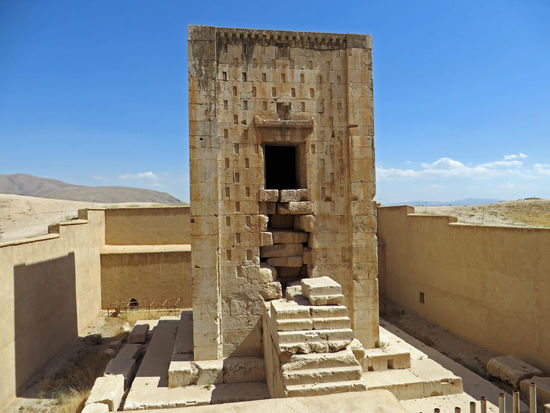 In Naqsch-e Rostam befindet sich auch ein 12,5 m hoher Turm, der Kaaba-ye Zardosht mit Scheinfenstern. Vermutlich entstand der unter Dareios I. und ist dem stark beschädigten Zendan-e Soleyman (Gefängnis Salomos) in Pasargadae nachempfunden. Der Zweck des Baues ist unbekannt. Man vermutet jedoch, dass es sich um einen Feuertempel oder eine weitere Königsgrabstätte handelt. Zur Zeit der Sassaniden wurde der Bau wahrscheinlich als Aufbewahrungsort für die Schriften der Avesta verwendet. Sassanidische Handschriften an den Außenwänden künden vom Machtkampf zwischen Sassaniden und Römern.