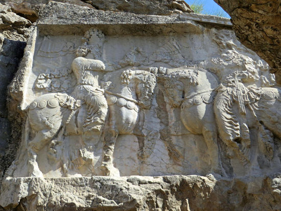 Naqsh-e Rajab
Vor der Abzweigung nach Naqsh-e Rostam befindet sich ein kleiner Tal-Kessel, wo sich vier weitere sassanidische Felsgräber befinden, zwei davon mit König Shapur I. und je eines mit König Ardeshir I. und dem zoroastrischen Oberpriester Kartir.