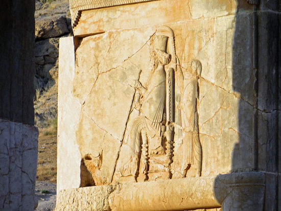 Persepolis ist ein Glanzlicht der altpersischen Kultur und Politik der Achämeniden. Die Palaststadt ist noch heute ein Identifikationsort für viele Iraner, obwohl oder gerade weil sie weit in die vorislamische Zeit zurückreicht.