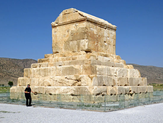 Im Heiligen Bezirk liegt der Feuertempel mit Altären und das Grabmal König Kyros II., 11 m hoch.
Auf einem Sockel aus sechs Steinstufen ist ein Kenotaph in der Form eines kleinen Steinhauses aufgesetzt. Früher war das Grabmal von einem weitläufigen Garten umgeben.