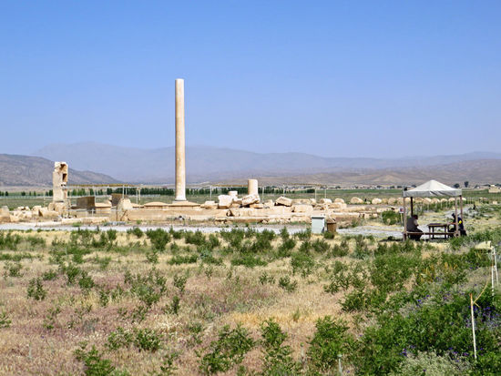 In Pasargadae - UNESCO-Weltkulturerbe - siegten die Perser im Jahr 550 v. Chr. gegen die Meder. Kyros II. (der Große) ließ darauf hin hier eine Residenzstadt errichten, diese erstreckte sich über ca. 300 ha. Sie verfügte über ein ausgeklügeltes unterirdisches Bewässerungs-system. Heute sind noch die Ruinen der Paläste mit Monumental-Toren mit reichem plastischem Schmuck zu sehen. König Kyros II. (der Große) legte durch Großmut und Toleranz den Grundstein für die jahrhundertelange Herrschaft der Achämeniden, er entließ z. B. die Juden aus der Babylonischen Gefangenschaft.