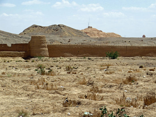 Abarkuh -Wir sehen von weitem den auf einer Anhöhe stehenden Grabturm Gonbad-e Ali von 1057
