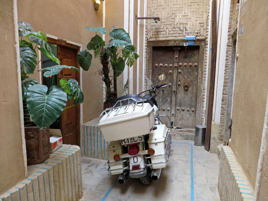Sicherer Parkplatz, im Basar, vor der Rezeption des Hotel Malek al Tojjar in Yazd