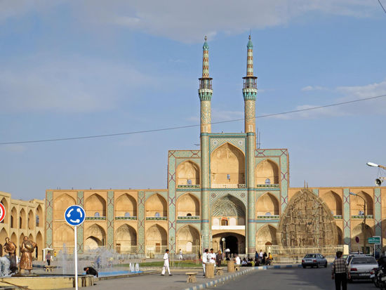Yazd 
Schön ist der Meydane-e Amir Chaqmaq, ein Platz, der an der Ostseite vom im 19 Jh. errichteten, etwas 65 m breiten Amir-Chaqmaq-Arkadenbau beherrscht wird. Dieser dreistöckige, von zwei Minaretten überragte Bau dient als Zuschauertribüne bei den Ashura-Passionsspielen, in denen Kampf und Tod Imam Hoseyns in Szene gesetzt werden.