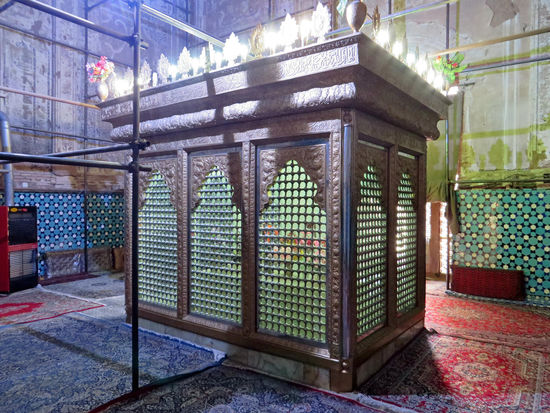 Yazd - Besonders sehenswert in der Nähe ist das Mausoleum Rokn od-Din - dieses hat eine türkisfarbene Kuppel mit blauem Gitternetz. Der Grabbau zeichnet sich durch die prächtigen, an florale Teppichmuster erinnernden Ausmalungen der Innenkuppel aus, um die ein Schriftband läuft. Hier ist Rokn od-Din beigesetzt, der die Freitagsmoschee gründete und viele Stiftungen schuf. Das Mausoleum ist von allen erhöhten Punkten in Yazd zu sehen und etwa 700 Jahre alt.