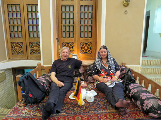 Yazd - In dem historischen Fahadan Great Hotel machen wir Teepause. Dieses Hotel hat den gleichen Besit-zer wie das Antik Malekol Tojar Hotel, in dem wir wohnen. Aber hier gibt es eine Managerin, die die Leute auf Trab bringt.