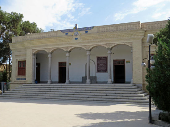 Yazd - Dieser Feuertempel ist ein modernes Gebäude und wurde 1940 von wohlhabenden Glaubensbrüdern in Mumbay gestiftet. Die zarathustrische Gemeinde feiert dort ihre Gottesdienste. Das unterhaltene Feuer ist ein Symbol der Anwesenheit Gottes, was Parallelen zum Ewigen Licht in Katholischen Kirchen aufweist. Das Feuer stammt aus Karyan südöstlich von Firuzabad in der Provinz Fars. Es soll dort bereits um 500 n. Chr. gebrannt haben und um 1174 nach Ardakan gebracht worden seien. Von dort gelangte es 300 Jahre später nach Yazd und wurde 1940 diesem Tempel übergeben. Zu sehen ist das Feuer von der Eingangshalle her durch ein Fenster. Über dem Eingang ist groß das Fravahar-Symbol zu sehen, das Zeichen der Zoroastrier. Dieser zoroastrische Feuertempel wird von Zoroastriern aus der ganzen Welt besucht