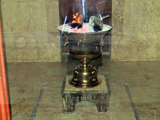 Yazd -  Feuertempel - Das unterhaltene Feuer ist ein Symbol der Anwesenheit Gottes, was Parallelen zum Ewigen Licht in Katholischen Kirchen aufweist. Das Feuer stammt aus Karyan südöstlich von Firuzabad in der Provinz Fars. Es soll dort bereits um 500 n. Chr. gebrannt haben und um 1174 nach Ardakan gebracht worden seien. Von dort gelangte es 300 Jahre später nach Yazd und wurde 1940 diesem Tempel übergeben. Zu sehen ist das Feuer von der Eingangshalle her durch ein Fenster.