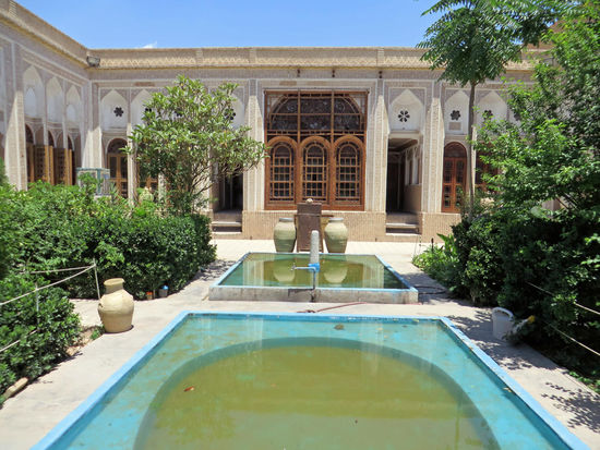 Ganz in der Nähe des Meydane-e Amir Chaqmaq Platzes befindet sich das informative Wassermu-seum - Muze-ye Ab-e Yazd. Besuch lohnt sich.