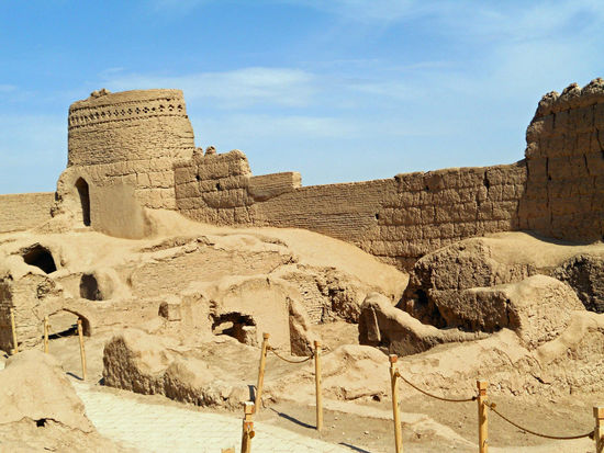 Meybod -die Festung Narin Qaleh aus der Zeit der Sassaniden. Die Festung gilt als das älteste existierende Lehmziegelgebäude im Iran. Wenn man hinauf klettert, hat man einen phantastischen Blick über die Dächer der Stadt und bis hinaus in die Wüste. 
Die Entstehung der Stadt Meybod geht auf vorislamische Zeit zurück. Unter den Muzaffariden war Meybod Hauptstadt. Die Muzaffariden waren eine persische Dynastie, die von 1314 bis 1393 im Süd-Iran und Kurdistan herrschte.
