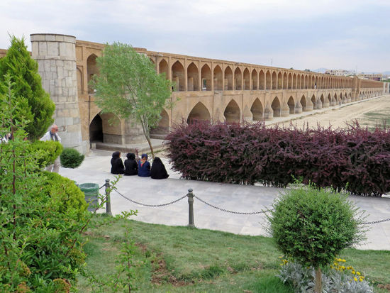 Esfahan - Zunächst geht es zur Si-o-se Pol - Pol-e Allahverdi Khan - Brücke, die den Zayandehrud-Fluss überspannt, der aber zurzeit kein Wasser führt. Die Brücke ist für den Autoverkehr gesperrt.