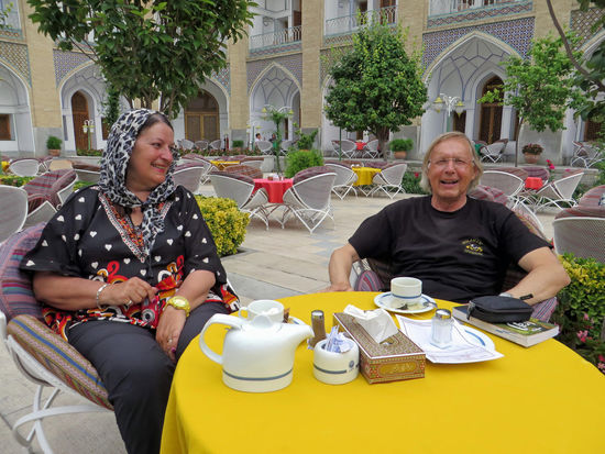 Esfahan - Abbasi-Hotel, das ist eine ehemalige Karawanserei, heute umgebaut zu einem Luxus-Hotel - Caravansarai-ye Madar-e Sha. Die teuerste Suite kostet ca. 150 Euro. Wir setzen uns in den wundervollen Garten mit Springbrunnen und genießen unseren Tee, Kosten 1,58 Euro! Dafür bekommen wir in Deutschland nicht mal eine Tasse Tee.