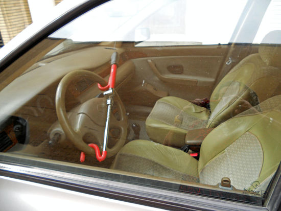 Unterwegs in Esfahan - Parkkralle in einem Auto