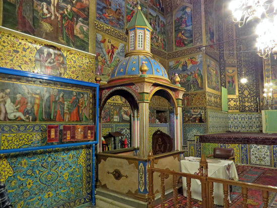 Esfahan - die armenische Vank-Kathedrale - Kelisa-ye Vank. Das Innere der Kirche ist überwältigend, wir können uns an der Pracht gar nicht satt sehen. Die ganze Anlage ist sehr gepflegt und gut erhalten.