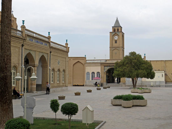 Esfahan - Auf dem Gelände der Vank-Kathedrale befindet sich auch ein Museum, in welchem die Geschichte der armenischen Christen im Iran und ihre Verfolgung in der Türkei während des Ersten Weltkrieges anschaulich dargestellt werden. Das Museum enthält u. a. über 700 Handschriften, die einzigartige und wertvolle Quellen für die mittelalterliche armenische Geschichte und Kunst sind. Es gibt Gewänder, Monstranze, Kelche und andere sakrale Geräte, safawidische Kostüme, Wandteppiche, europäische Gemälde, die von armenischen Kaufleuten erworben worden sind, Stickereien und andere Schätze der armenischen Gemeinde. Weiter findet man Fotografien, Karten, türkische Dokumente mit Übersetzungen zum Völkermord an den Armeniern im Osmanischen Reich.