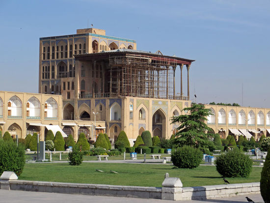 Esfahan - Meydan-e Imam - Naqsh-e Jahan - Abbild der Welt Platz - UNESCO Weltkulturerbe. Der Platz ist von prächtigen Gebäuden umgeben, wie dem Ali Qapu Palast, dessen Wände und Decken mit schönen Wandmalereien verziert sind.
