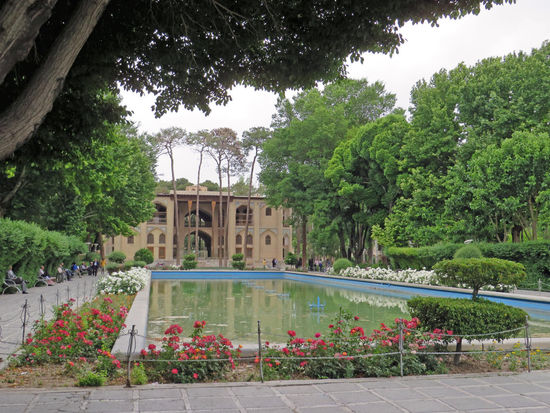 Esfahan - Der Hasht-Behest-Palast - Kakh-e Hasht Behesht - Palast der 8 Paradiese - ist ein Palast aus safawidischer Zeit und wurde 1669 unter Shah Soleiman fertiggestellt. Er liegt im Rajayi-Park (Nachtigallen-Garten - Bagh-e Bolbol)