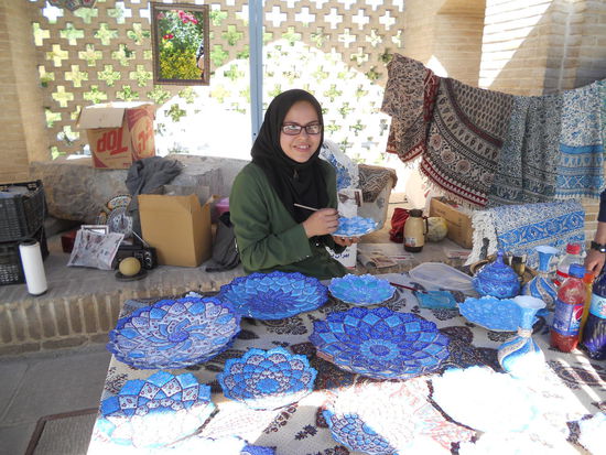 Esfahan - Junge Studentinnen zeigen wunderbare Arbeiten ...