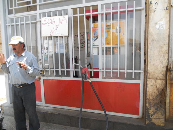 In Chah Malek wollen wir tanken, doch die "Tankstelle" - so etwas haben wir noch nie gesehen - hat geschlossen. Ein netter Mann hält, will einen Jungen zum Tankwart senden, doch wir haben noch genug Benzin und fahren weiter, aber erst nachdem wir ein Bild von dieser "Tankstelle" gemacht haben.