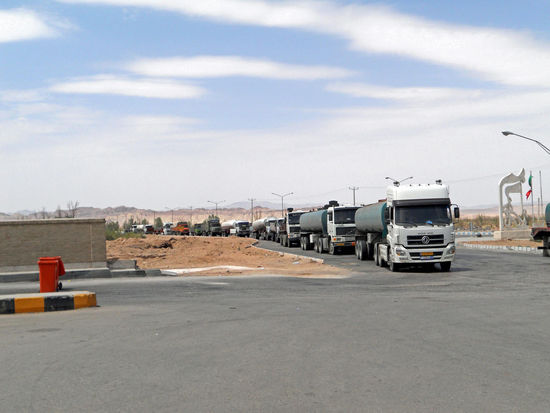 Lange Warteschlangen immer vor den Tankstellen für die LKW-Fahrer, warten auf Diesel - hier in Khor.